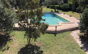 Gite En Provence Dans Grand Jardin Avec Piscine Partagee