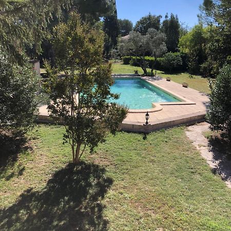 Gite En Provence Dans Grand Jardin Avec Piscine Partagee Cornillon-Confoux Extérieur photo
