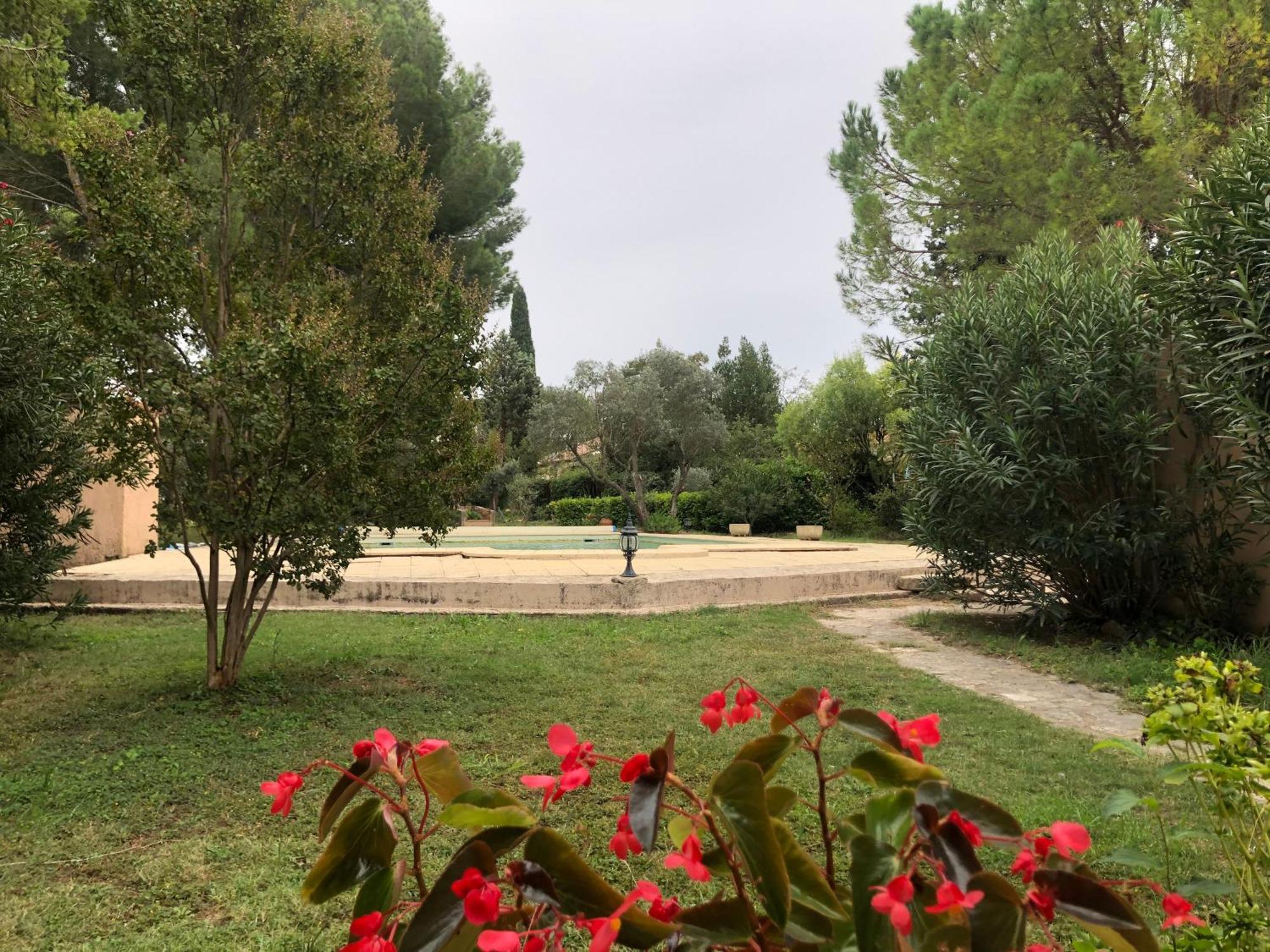Gite En Provence Dans Grand Jardin Avec Piscine Partagee Cornillon-Confoux Extérieur photo